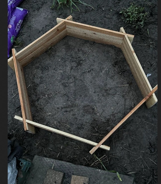 Shopi Vella screwless raised garden bed made of wood for easy garden storage and planting