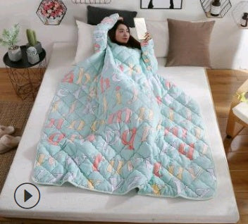 Shopi Vella winter quilt with sleeves in pastel colors featuring a cozy design for cold weather